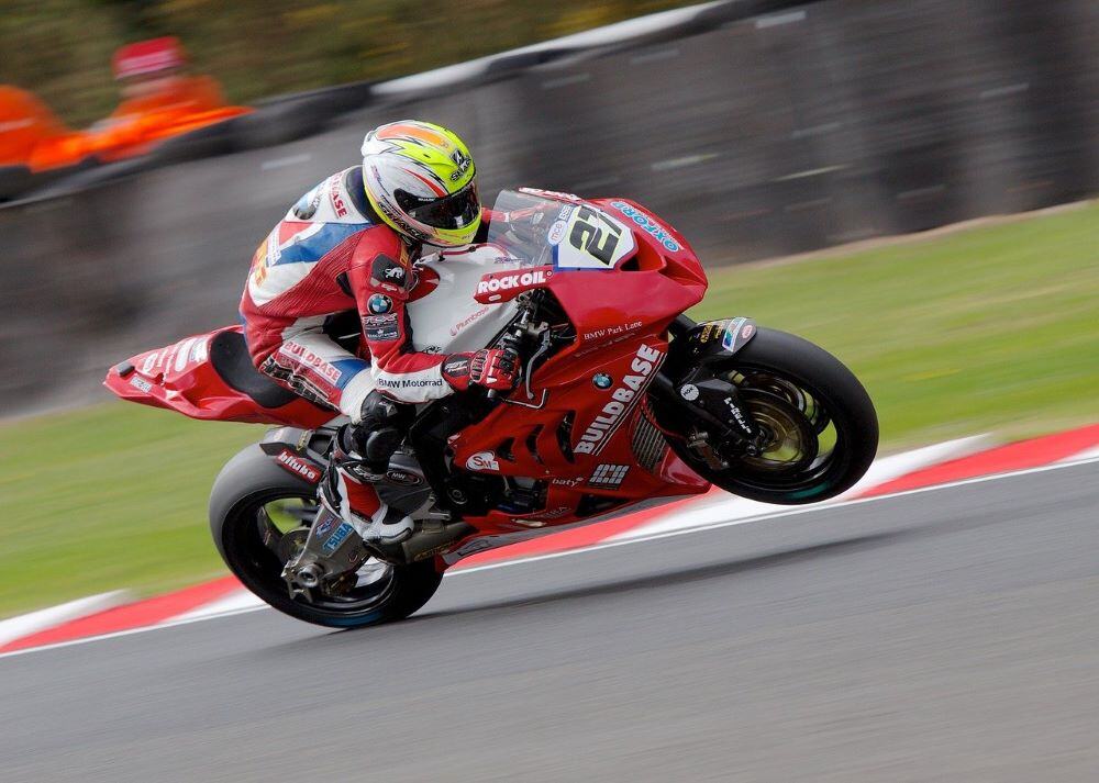 speeding motorcycle on a track - a metaphor for instuctional design with SAM