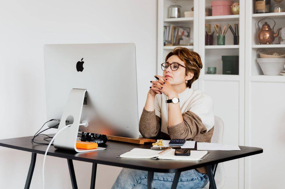 woman focused on screen - attention spans